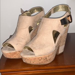 WOMANS SIZE 9 1/2 HEELS